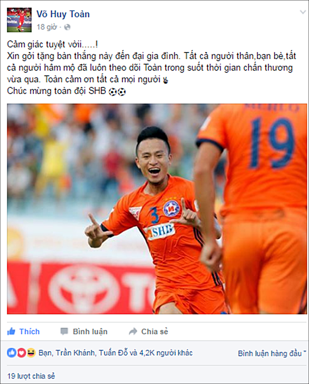 Huy Toàn gửi lời cảm ơn đến mọi người sau khi ghi bàn thắng vào lưới FLC Thanh Hóa.