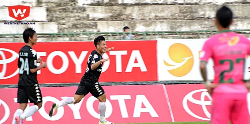 Huỳnh Tấn Tài ăn mừng bàn thắng san bằng tỷ số 1-1. Ảnh Anh Tuấn Trần
