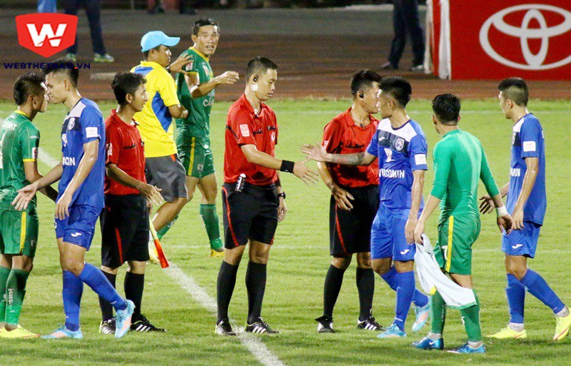 Chí Công nói các đồng đội không bắt tay trọng tài sau trận đấu. Ảnh Dương Thu