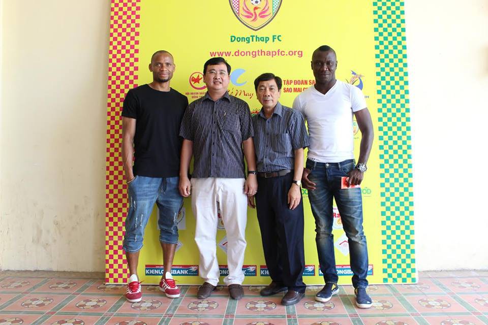 Udo Fortune (bên trái) chụp hình cùng tiền đạo Samson và BLĐ CLB Đồng Tháp trong ngày ký hợp đồng.
