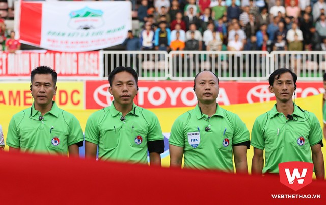 Trọng tài Hoàng Anh Tuấn (người thứ ba từ trái sang phải) có khả năng bị phạt. Ảnh: Quang Thịnh
