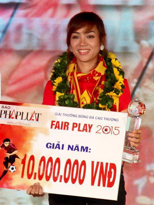 Với tình yêu cuồng nhiệt dành cho bóng đá, Hoàng Yến đã có mặt trong Top giải Fair Play 2015. Ảnh NVCC