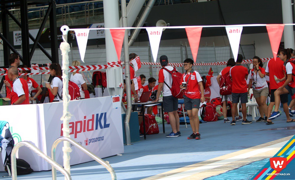 Đội bơi Singapore có một khu riêng và có nhiều người chăm sóc cho VĐV. Ảnh: Văn Nhân