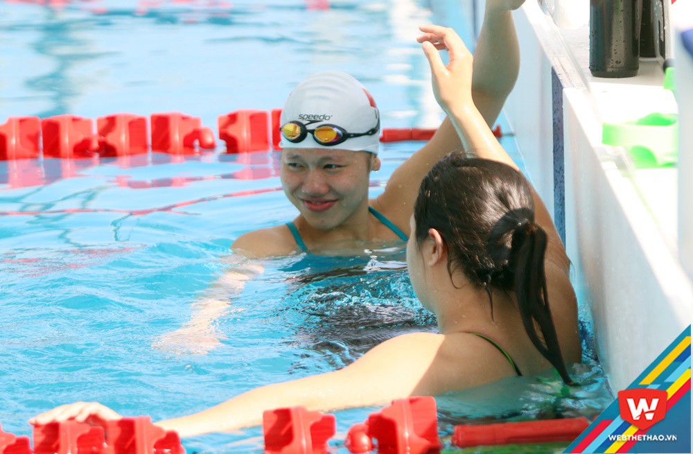 Ánh Viên cười thoải mái ở bể bơi cùng Nguyễn Diệp Phương Trâm. Ảnh: 