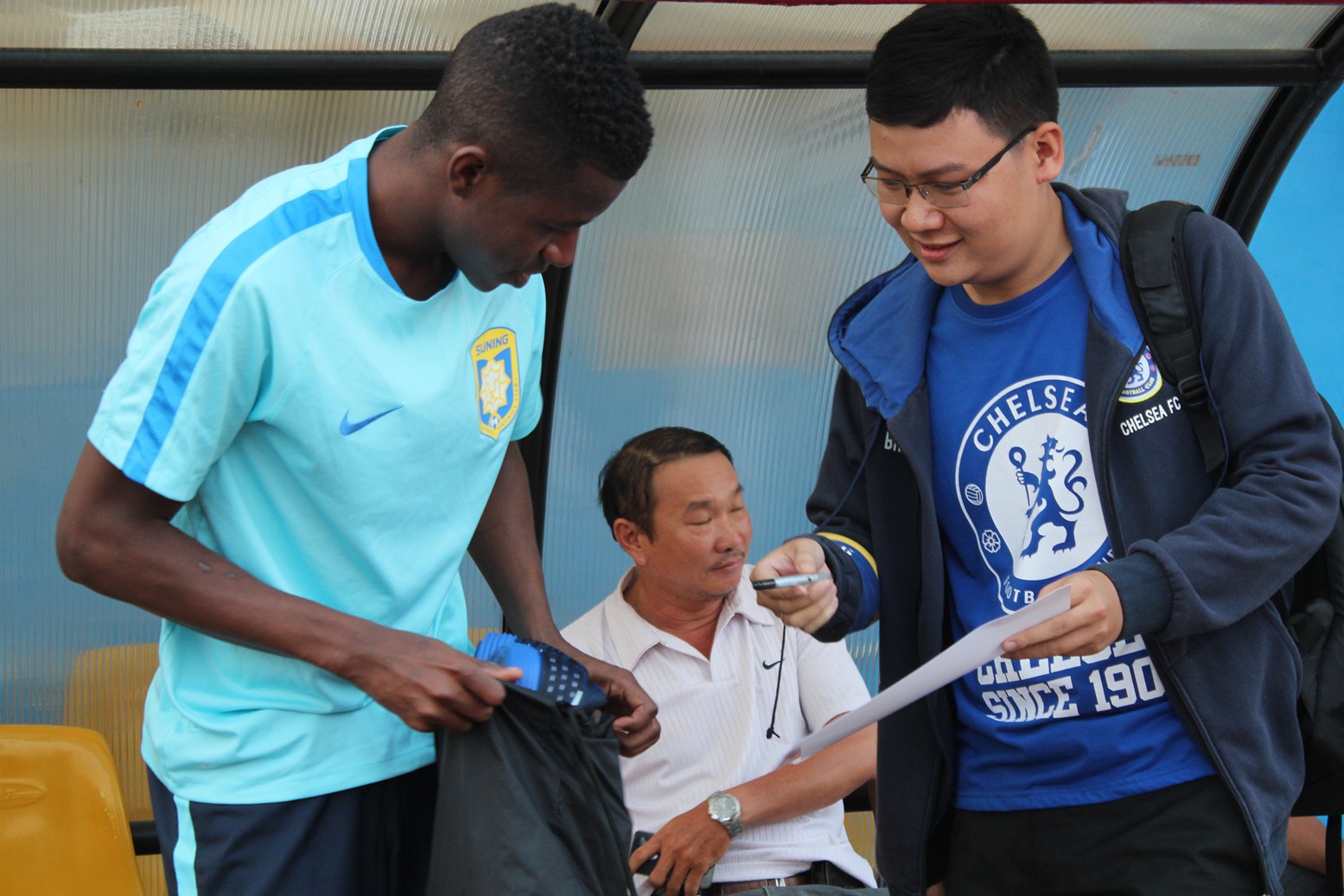 Một fan nam của Chelsea cũng kịp xin chữ ký trước khi Ramires ra sân tập. Ảnh: VĂN NHÂN