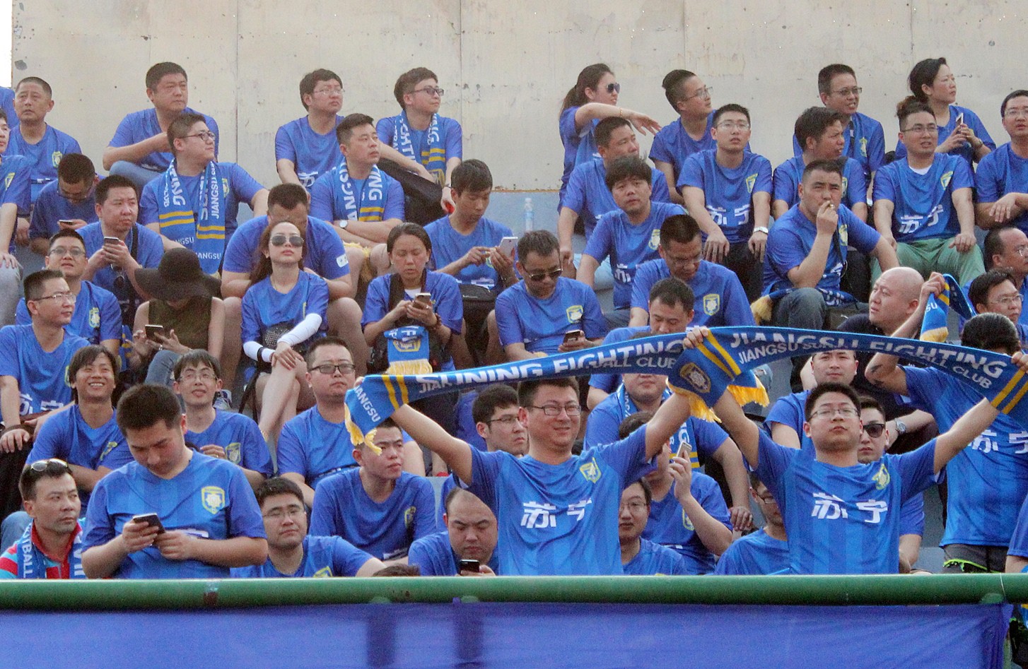 CĐV của CLB Jiangsu Suning đến từ rất sớm và hào hứng chờ đợi trận đấu . Ảnh: VĂN NHÂN