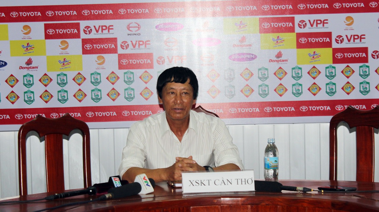 HLV Vũ Quang Bảo hài lòng về chiến thắng trước SLNA. Ảnh: VĂN NHÂN