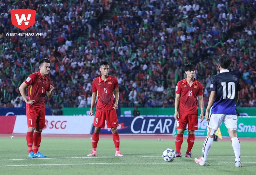 Hoàng Thịnh (trái) đã suýt có bàn thắng trong trận đấu với Campuchia. Ảnh: Quang Thịnh