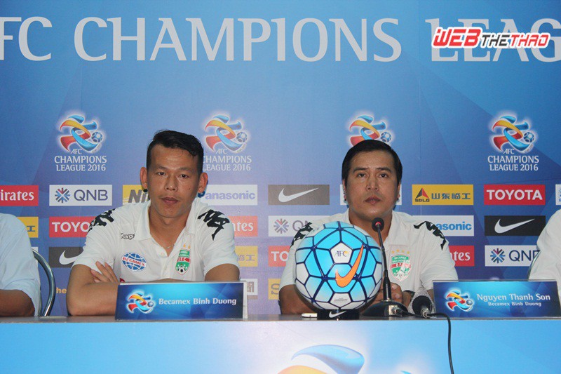 HLV Nguyễn Thanh Sơn và thủ môn Tấn Trường họp báo trước trận đấu ngày mai. Ảnh: VĂN NHÂN