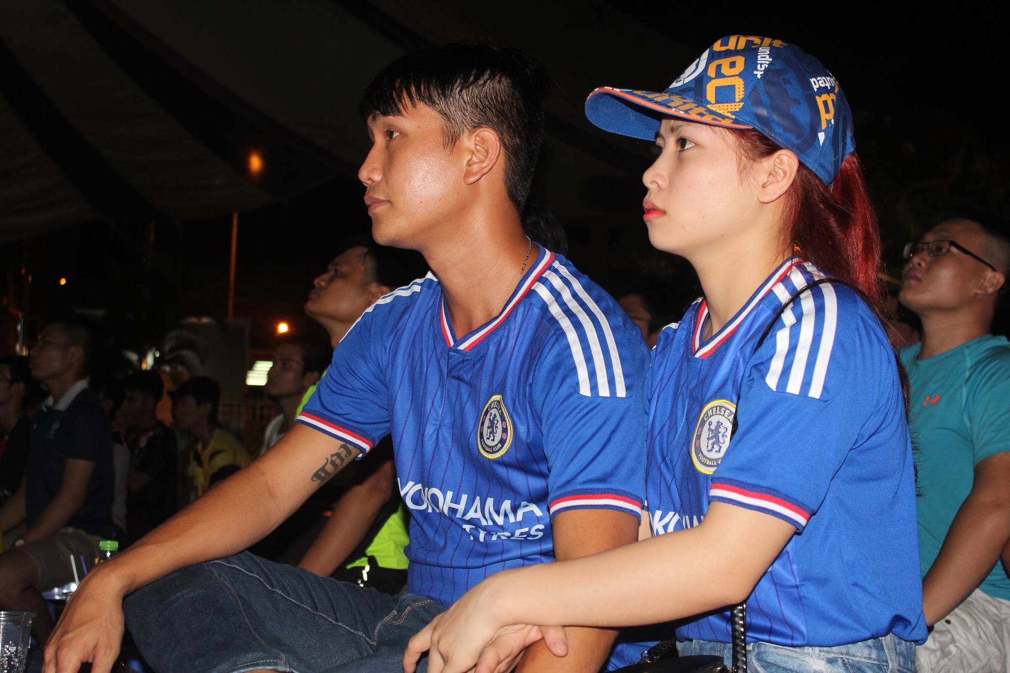 Fan Chelsea đến rất đông và chăm chú dõi theo trận đấu Ảnh: Văn Nhân
