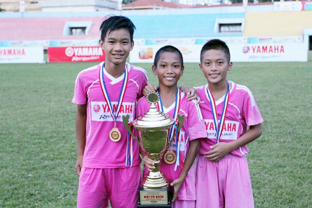 Quốc Việt (bên phải) đã ghi 2 bàn trong trận chung kết.