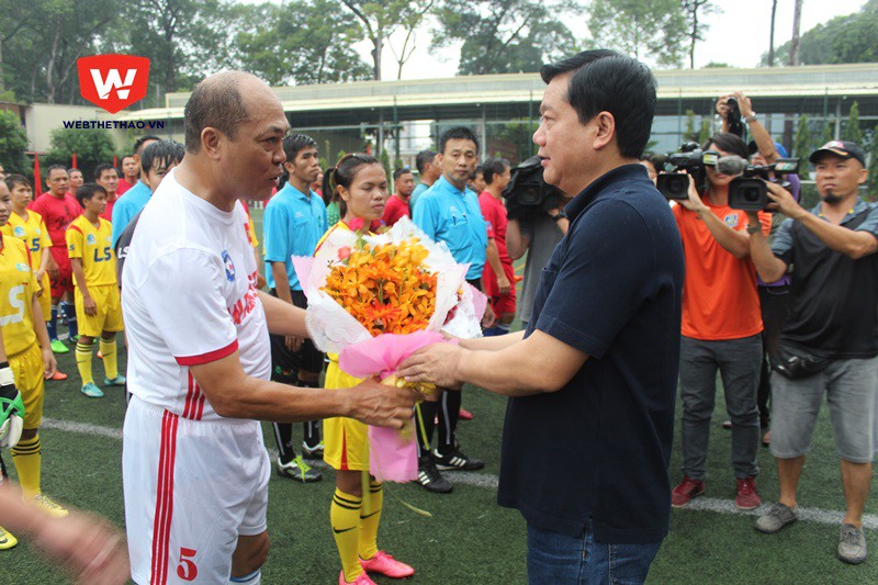 Bí thư Thành ủy ông Đinh La Thắng tặng hoa cho các cựu tuyển thủ. Ảnh: Văn Nhân