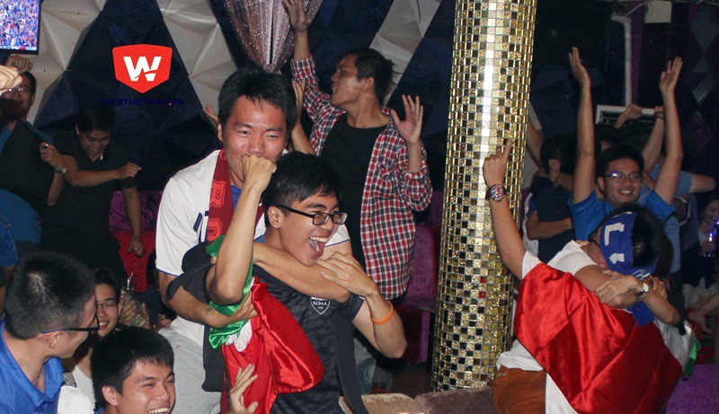 Các CĐV Việt Nam ăn mừng điên cuồng sau bàn thắng của tuyển Italia. Ảnh Văn Nhân