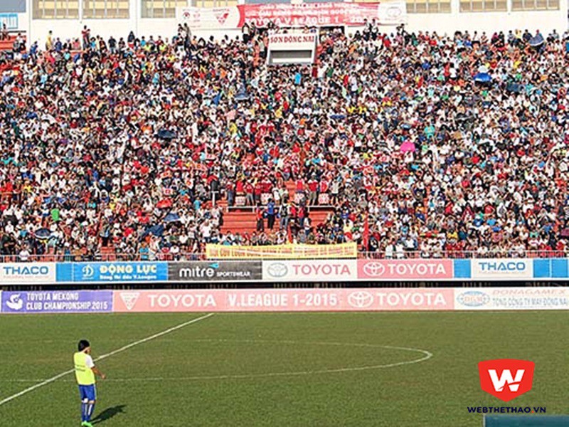Sân Đồng Nai chật cứng khán giả trước giờ bóng lăn ở vòng 23 mùa trước. Ảnh Văn Nhân