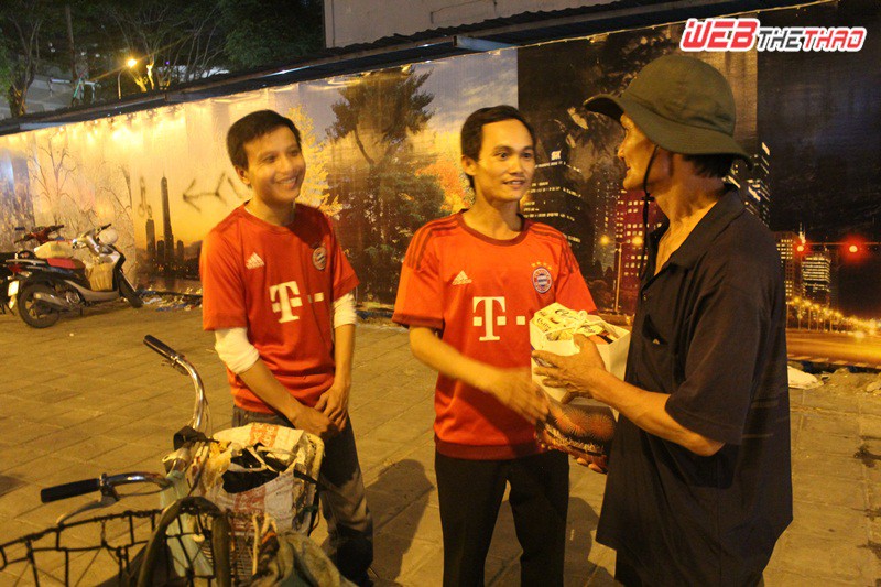 Ngoài offline, Fans Bayern Munich thường tổ chức những buổi làm từ thiện cho những người có hoàn cảnh khó khăn tại TP.HCM. Ảnh VĂN NHÂN