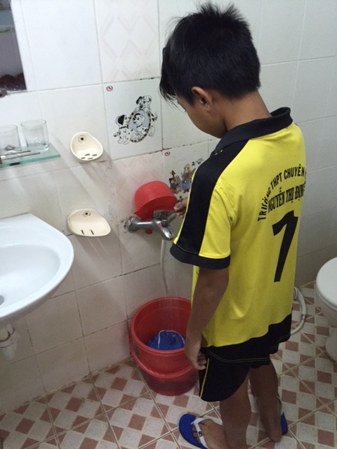 Các em học sinh trường Nguyễn Thị Định phải tự giặt đồ.