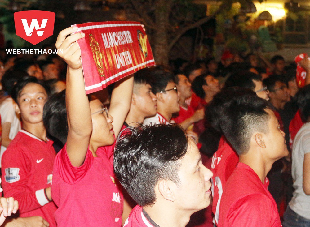 Một tình yêu cuồng nhiệt dành cho thầy trò Mourinho của fans tại Việt Nam. Ảnh: Văn Nhân