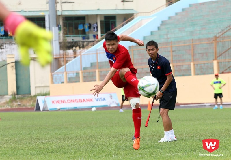 Văn Tới lỡ U20 World Cup vì lật cổ chân. Ảnh: Quang Thịnh