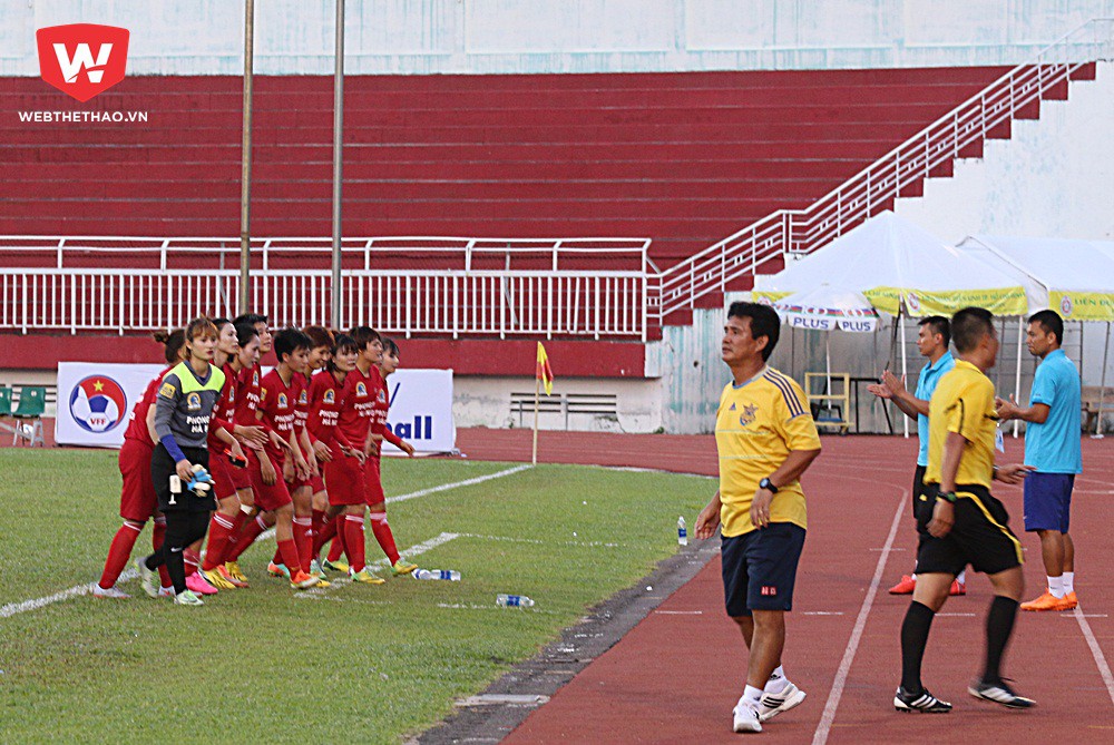 Các cầu thủ PP Hà Nam đi chào ban huấn luyện TNG Thái Nguyên. Ảnh: Văn Nhân