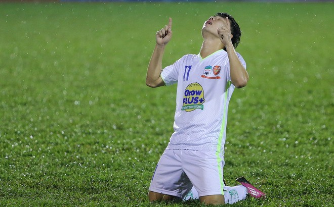 Minh Vương có bàn thắng đầu tiên ở V.League và nhận thẻ đỏ ở phút bù giờ thứ 2. Ảnh: Thethaovanhoa.vn