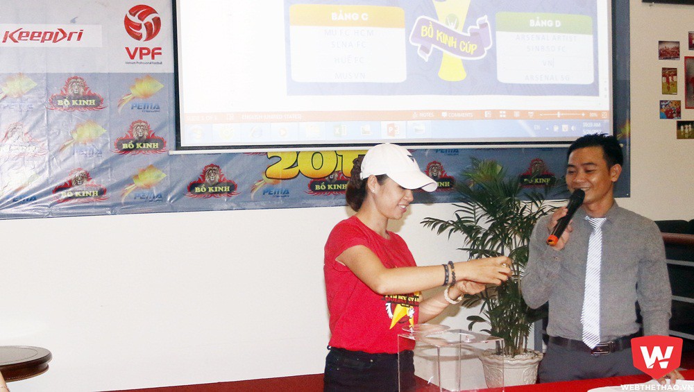 Hoàng Yến đại diện bốc thăm cho đội bóng của Hội CĐV Việt Nam. Ảnh: Văn Nhân