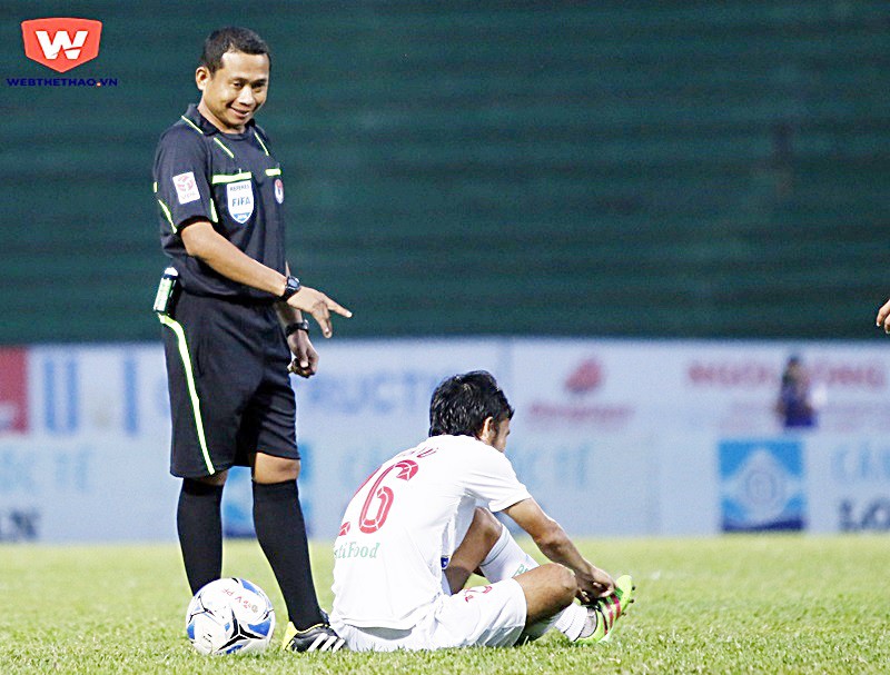 Trọng tài Nualjan Teetichai từng bị Liên đoàn bóng đá Thái Lan đình chỉ không thời hạn. Ảnh Anh Khoa