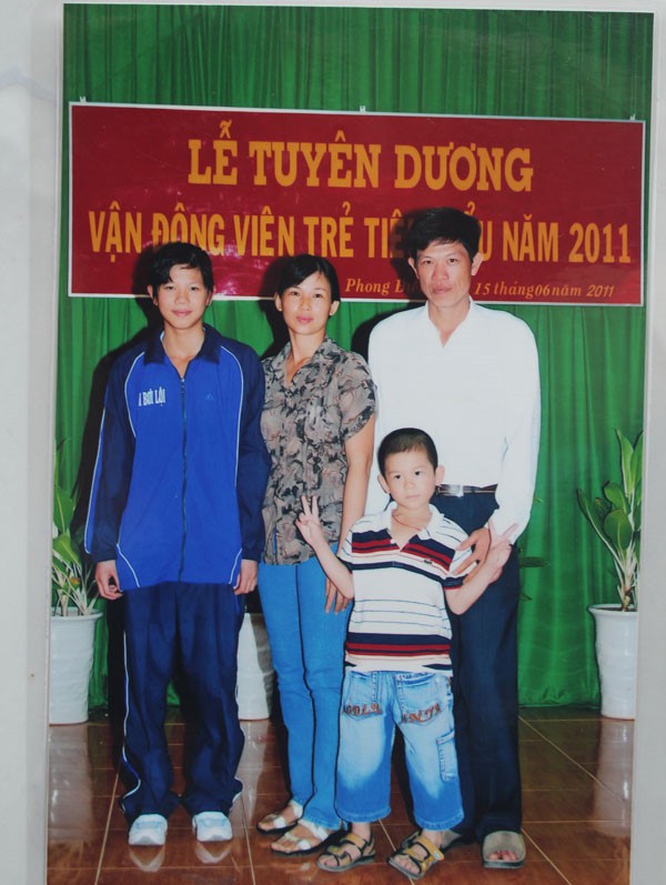 Quang Thuấn cùng Ánh Viên và bố mẹ chụp hình vào năm 2011. Ảnh: TNO