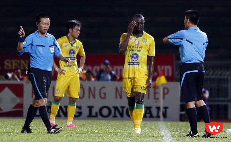 Trọng tài đang gây sốt ở V.League 2016. Ảnh Anh Khoa