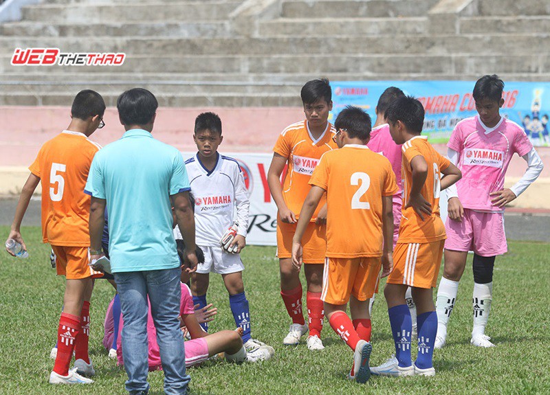 Trước sự đau buồn của các cầu thủ trường Nguyễn Lương Bằng, các cầu thủ trường Ngọc Lâm tiến đến động viên và nâng đỡ các bạn đứng dậy.
