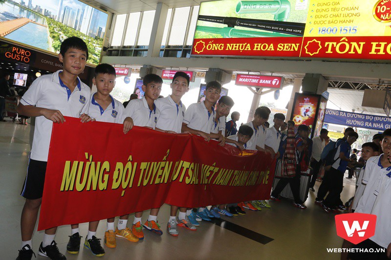 Các cầu thủ nhí ra tận sân bay Tân Sơn Nhất chào đón các đàn anh. Ảnh Văn Nhân