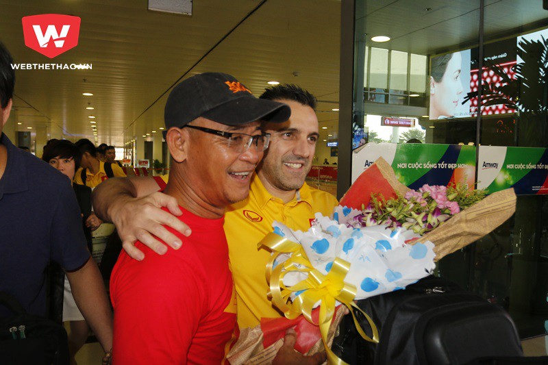 HLV Bruno hạnh phúc cùng Chủ tịch Hội CĐV bóng đá Việt Nam. Ảnh Văn Nhân