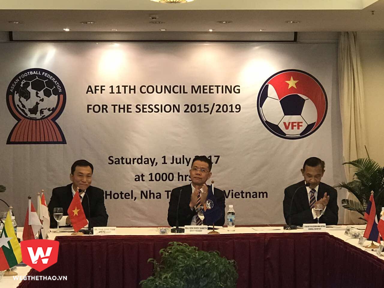 Phó chủ tịch Trần Quốc Tuấn (trái) đã phản biện tại cuộc họp sáng nay. Ảnh: TQT