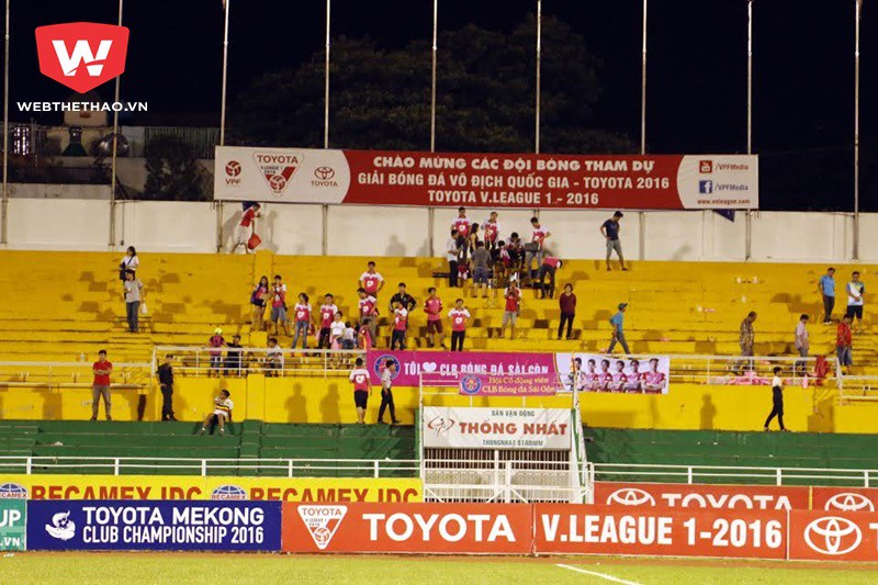 Sân Thống Nhất vắng khán giả trong giai đoạn cuối V.League 2016. Ảnh Anh Khoa