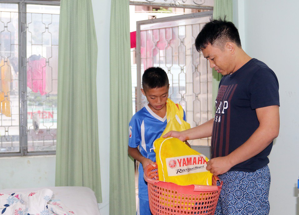 Những ngày đồnghành cùng con trai, anh Vượt đã có cơ hội tự tay chăm sóc những điều nhỏ nhặt nhất cho Việt.