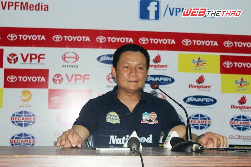 HLV Nguyễn Quốc Tuấn nói đầy cay đắng về chuyện HA.GL cần học thêm tại V.League. Ảnh: VĂN NHÂN