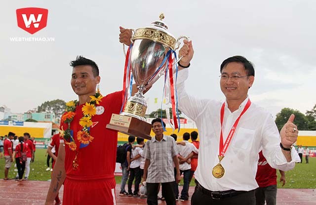 ÔNng Trần Anh Tú ăn mừng Cúp vô địch hạng Nhất 2016 cùng CLB TP.HCM. Ảnh: Hoàng Tùng