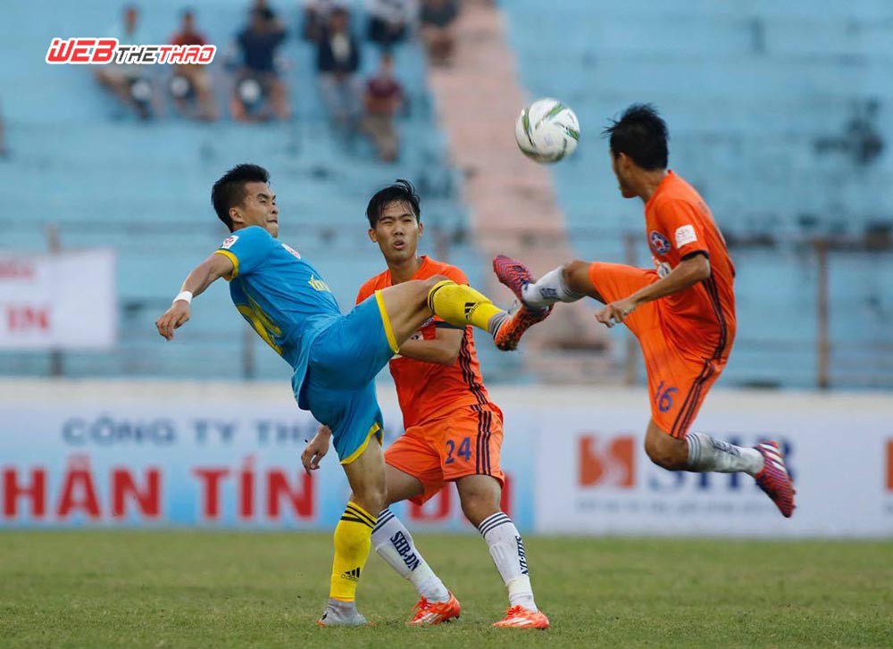 Đình Kha (áo xanh) mất bàn thắng nhanh nhất lịch sử V.League. 