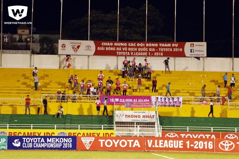 Trận đấu của CLB Sài Gòn ở vòng 23 thu hút gần... 1 nghìn khán giả đến sân Thống Nhất. Ảnh Anh Khoa