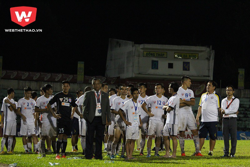 Các cầu thủ Đà Nẵng buồn sau trận đấu. Ảnh Văn Nhân