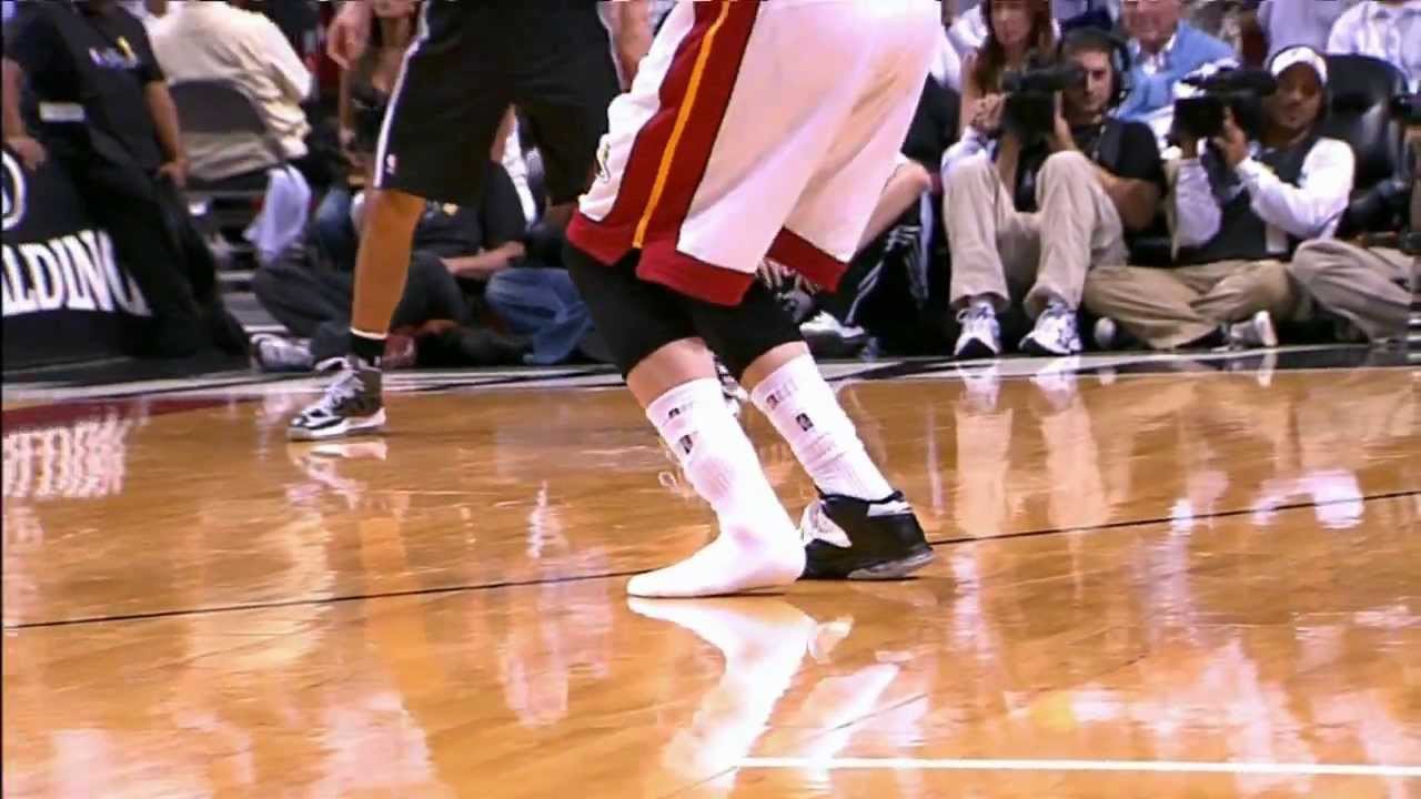 Tuột… giày, “tai nạn” dở khóc dở cười ở NBA
