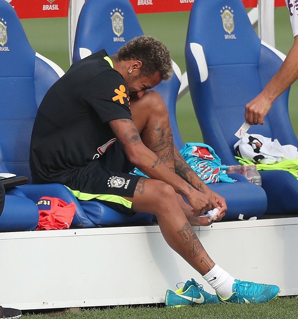Neymar phải băng bó ngón chân cái vì cú vào bóng nguy hiểm từ Paulinho.