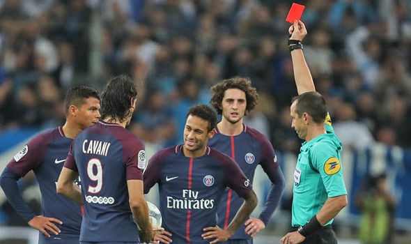 Neymar vừa nhận thẻ đỏ đầu tiên ở PSG