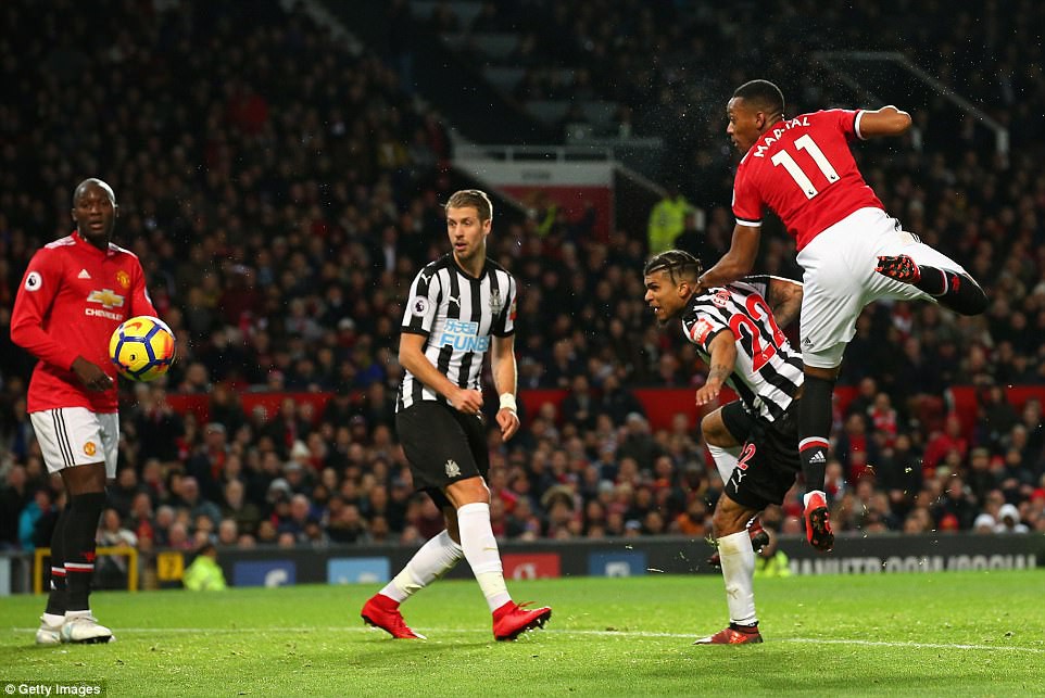 Martial đánh đầu tung lưới Newcastle