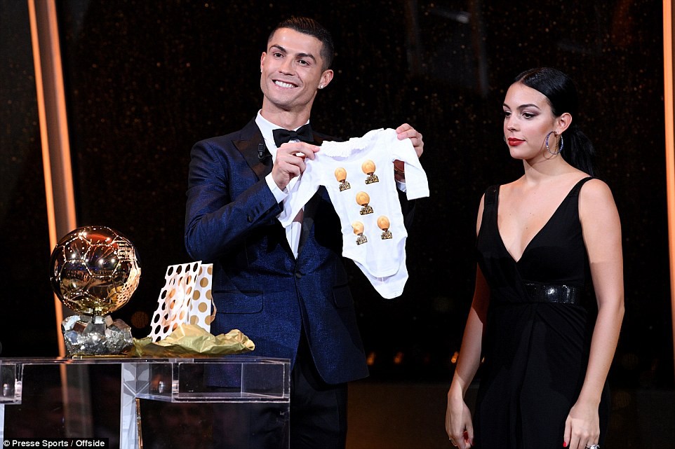 Có ''ghét'' Ronaldo đến mấy trên sân thì cũng không thể không yêu một Ronaldo rất cởi mở và biết vun vén cho hạnh phúc gia đình