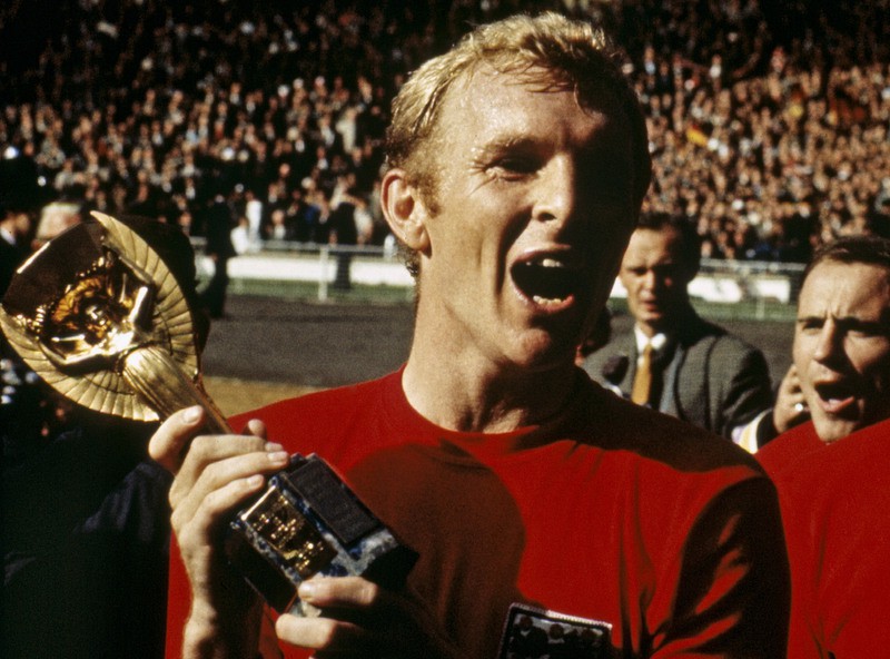 Hình ảnh: Bobby Moore với danh hiệu cao quý nhất tuyển Anh từng giành được, Cúp vàng thế giới 1966