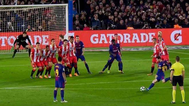 Hình ảnh: Messi đánh lừa hàng rào khi không sút bóng bổng