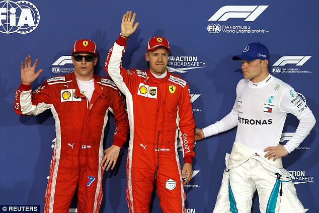 HÌNH ẢNH: Vettel (giữa) và đồng đội Raikkonen (trái) giành 2 vị trí xuất phát đầu tiên ở chặng đua chính tối nay sau khi về nhất nhì ở màn chạy phân hạng đêm qua