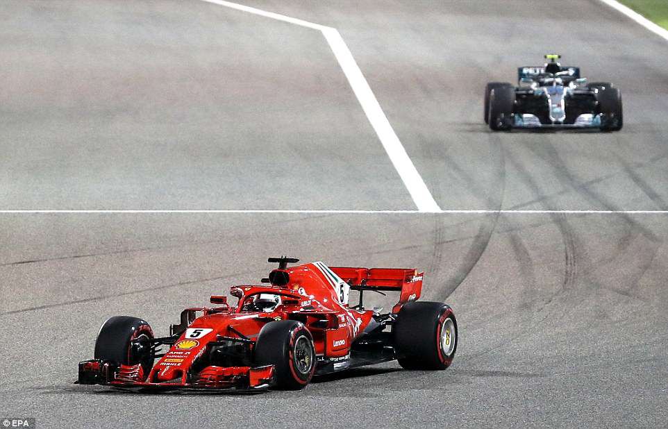 hình ảnh: Vettel băng về đích bất chấp sự bám đuổi của 2 đối thủ Bottas, Hamilton của đội Mercedes