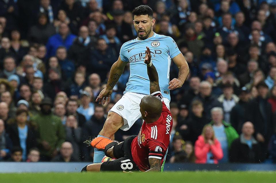 Hình ảnh: Aguero vừa hứng chịu pha vào bóng nguy hiểm ở derby Manchester