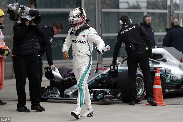 Hình ảnh: Hamilton thất vọng rời chiếc xe sau cuộc đua phân hạng
